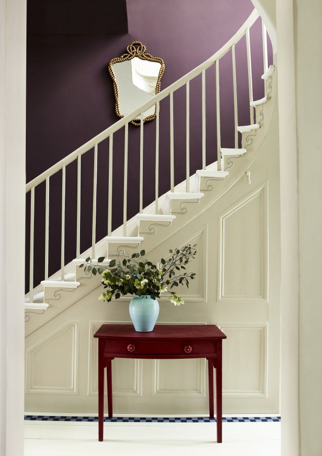 Annie Sloan Satin Paint w kolorze Canvas (stolarka) Wall Paint w kolorze Tyrian Plum (ściany) Chalk Paint<sup>™</sup> w kolorach Burgundy (konsola), Old White (deski podłogowe)