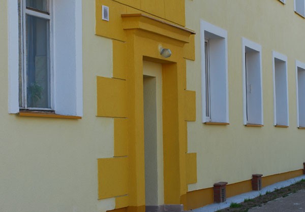 Decyzja o wyborze rodzaju tynku ma kapitalne znaczenie dla trwałości elewacji. Fot. ATLAS