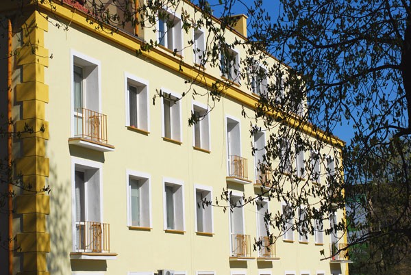 Na elewacjach wyeksponowanych na działanie słońca, należy unikać stosowania tynków ciemnych, w takich przypadkach sprawdzają się jasne kolory. Fot. ATLAS