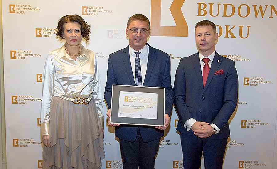 od lewej: Aneta Grinberg-Iwańska, redaktor naczelna w WPIIB, Jerzy Płonka - wiceprezes zarządu Austrotherm, Mariusz Dobrzeniecki, prezes PIIB. fot. mat. prasowe org.