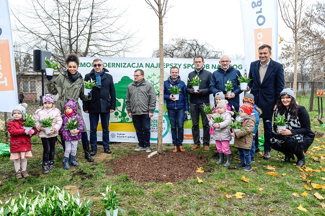 Sadzenie drzew z Omeną. w Warszawie ( antysmogowa kampania TermoOrganiki). Fot. Termo Organika