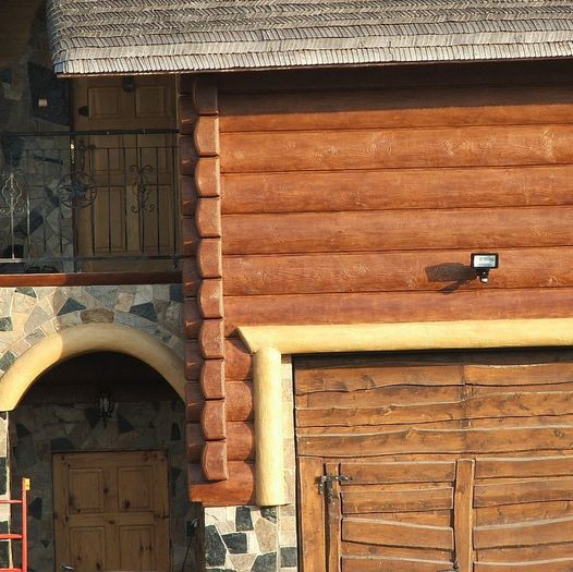 Powłoka tynku o strukturze bali drewnianych. Fot. Tiserec