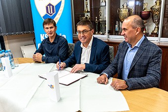 od lewej: Paweł Kram - prezes Zarządu Oświęcimski Sport, Jerzy Płonka - Prezes Zarządu Austrotherm, Bogdan Chlebowski - Wiceprezes Zarządu Austrotherm. Fot. Austrotherm