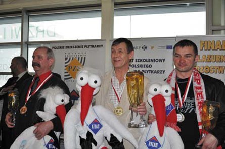 Zwycięzcy glazurniczych mistrzostw (od lewej): Bogdan Dzierzgwa, Daniel Pacyński i Waldemar Jackowski, oczywiście w towarzystwie atlasowych bocianów.. Fot. Atlas