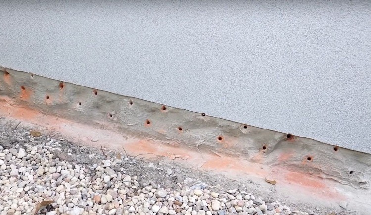 Wywiercone otwory iniekcyjne – dwa rzędy. Fot. Ultrament