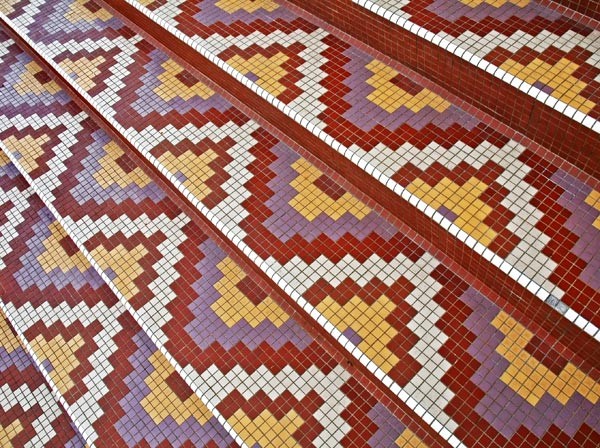 Do rozmiarów, faktur i kolorów płytek warto podchodzić z odwagą. We właściwej scenerii duże wrażenie zrobią stopnie, nietypowo pokryte ceramiczną mozaiką. Fot. Shutterstock
