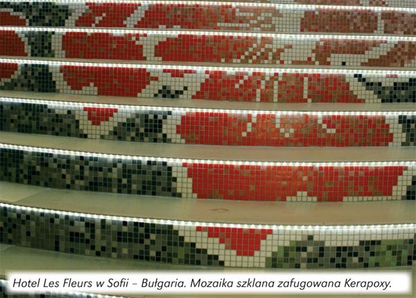 Montaż oraz spoinowanie mozaiki szklanej w technologii Mapei