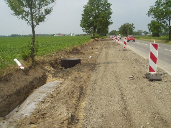 Dren francuski. Keramzyt jako materiał do drenaży stosowany jest coraz częściej przy budowie dróg jako wypełnienie przydrożnych rowów