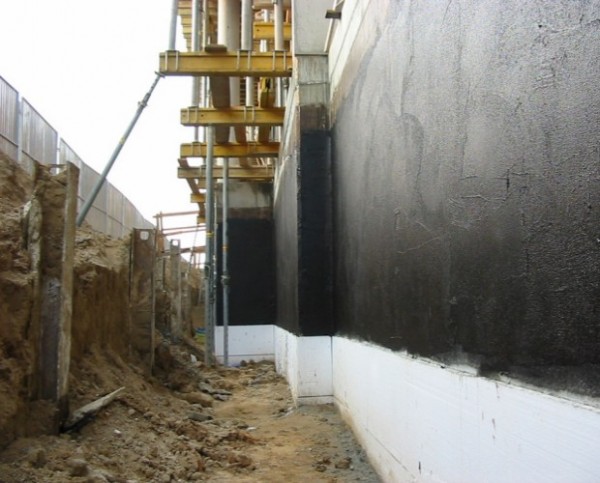 Budynek wielorodzinny w Warszawie – hydroizolacja pionowa w technologii Weber DEITERMANN (weber.tec Superflex 100). Jako ochrony przed uszkodzeniem mechanicznym hydroizolacji użyto płyt ze styropianu ekspandowanego EPS.