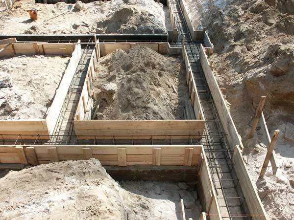 Dopiero, gdy chudy beton stwardnieje, można przystąpić do montowania zbrojenia ze stalowych prętów, najczęściej o przekroju 10 mm. Fot. ATLAS