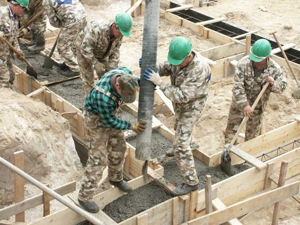 Wylewanie mieszanki betonowej w deskowaniu fundamentów wykonuje się jednocześnie z zagęszczeniem, które ma na celu dokładne wypełnienie formy, szczególnie między gęsto rozstawionymi prętami zbrojenia oraz w załamaniach form. Fot. ATLAS