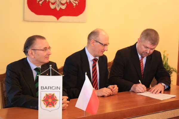 Właściciel Grupy Mapei - Giorgio Squinzi (po lewej) i burmistrz Barcina Michał Pęziak (po prawej) w obecności notariusza (w środku)- podpisali akt notarialny rozpoczynający proces budowy zakładu produkcyjnego Mapei Polska w Barcinie