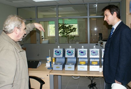 Siergiej Haliuk z Gosstandart Rosja (z lewej), wizytujący zakład w Koninie, wysoko ocenił proces kontroli jakości, wyposażenie laboratorium oraz zakres badań. Obok Mariusz Hynowski, główny technolog z DOLINY NIDY.