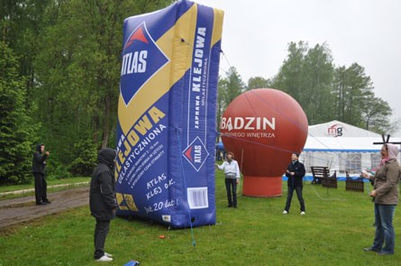 Wielki balon reklamował nową UELASTYCZNIONĄ ZAPRAWĘ ATLAS