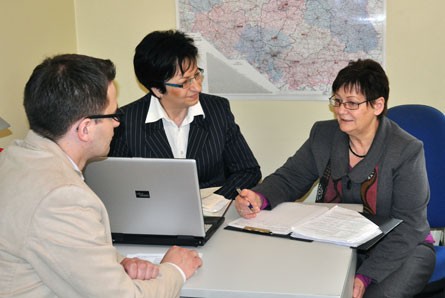 Podczas audytu sprawdza się zgodność systemu z wymaganiami norm (od prawej): Mirosława Lewandowska z DQS oraz Grażyna Wojdat i Tomasz Sroczyński z ATLASA.