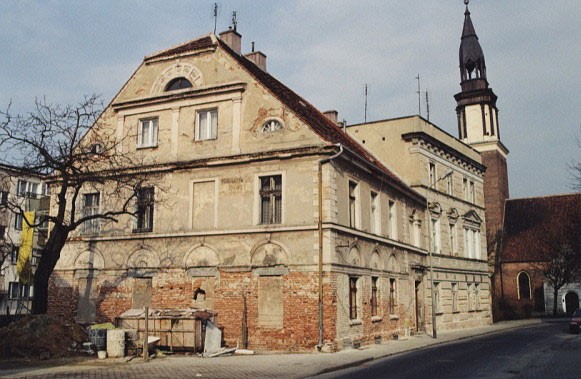 Zawilgocony cokół budynku.