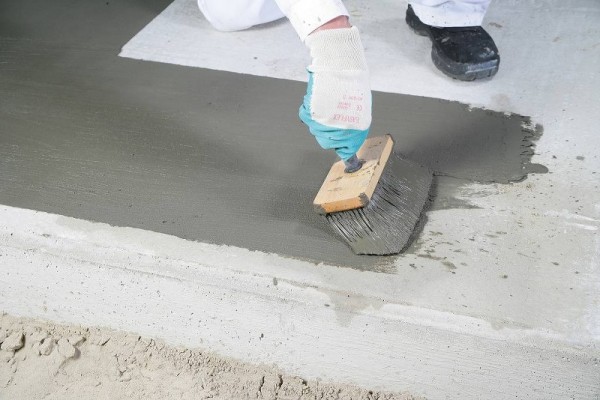3. Pierwsza Warstwa Dichtschlamme – W ramach czasu reakcji preparatu Kiesol nanosić się równomiernie pierwszą warstwę szlamu uszczelniającego Dichtschlamme, w pasie wykraczającym o co najmniej 5 cm poza grubość muru.