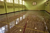 Podłogi sportowe – antypoślizgowe lakiery poliuretanowe