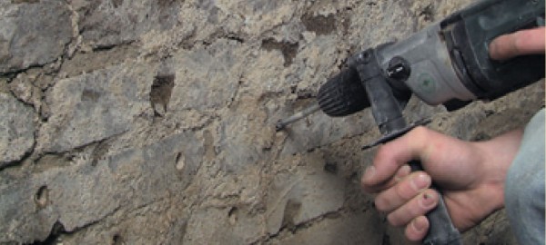 Jak osuszyć mur metodą iniekcji