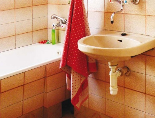 Często przyjmuje się, że szczelne wyłożenie łazienki płytkami ceramicznymi wystarczy do zabezpieczenia jej przed wodą i wilgocią. Nie jest to prawdą – niezbędna jest odpowiednia hydroizolacja.
