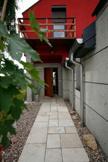 Duże prostokątne płyty tarasowe Venetia (verno) Libet Impressio współgrają z minimalistyczną architekturą