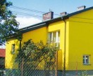 Modne obecnie intensywne kolory farb muszą pasować do barwy dachu i do otoczenia.
