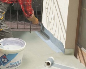 Styk ściany i płyty balkonowej zabezpiecza się przeciwwilgociowo taśmą uszczelniającą, wtopioną w masę ATLAS WODER E.