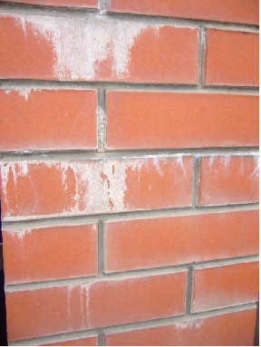 Foto 1. – Mur klinkierowy z wykwitami (użyto tradycyjnej zaprawy murarskiej)