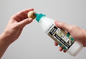 Klej do drewna Woodfix-D3 firmy Den Braven doskonale sprawdza się podczas drobnych napraw czy montażu mebli fot. Den Braven