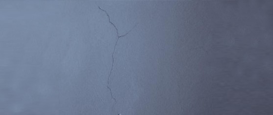 Typowy obraz rys skurczowych, spowodowany zbyt wysoką chłonnością podłoża