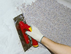Nałożony tynk mozaikowy ma barwę mlecznobiałą. Właściwe kolory osiąga dopiero po wyschnięciu, czyli po upływie od 12 do 48 godzin, zależnie od temperatury i wilgotności powietrza. Fot. ATLAS