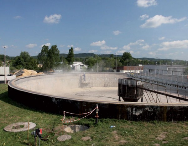 Czyszczenie podłoża betonowego zbiornika osadnika wstępnego metodą piaskowania.
