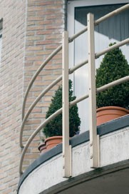 Dzięki kotwie chemicznej bez problemu zamocujemy balustradę. Fot. Soudal