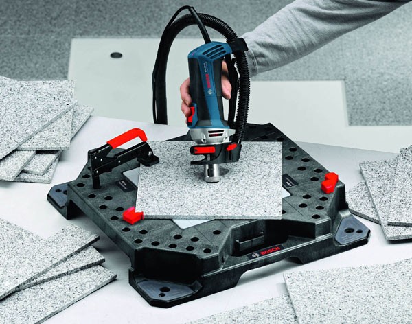 Nowe narzędzia firmy Bosch – frezarka do glazury GTR 30 CE Professional i stół GTD 1 Professional, w połączeniu tworzą kompleksowe rozwiązanie przeznaczone do obróbki płytek ceramicznych. Fot. Bosch