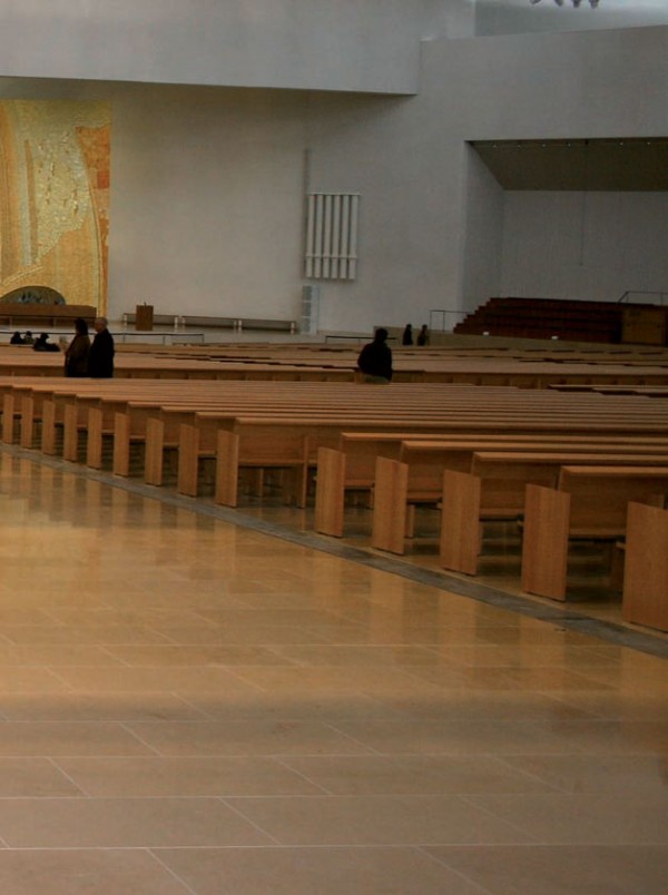 Wnętrze kościoła − widok ołtarza po zakończeniu prac