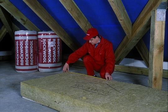 2. Dopasowujemy płytę z wełny Rockwool.