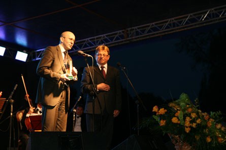 Prezes Henryk Siodmok gratulował szacownemu jubilatowi. Z prawej, prezes Jacek Koźlecki.