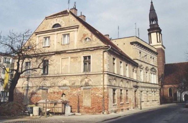 Zawilgocony cokół budynku.
