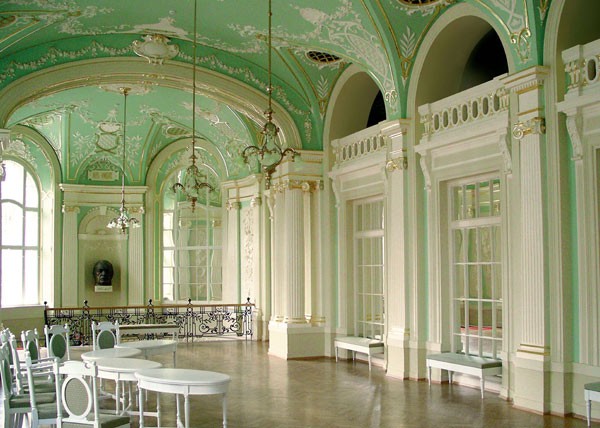 Firma Caparol opracowała nowatorską kolekcję barw Histolith, określaną jako historycznie autentyczną. Na zdjęciu odrestaurowany Teatr Narodowy w Rydze, fot. Caparol