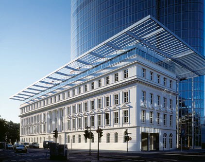 Budynek biurowy, GAP 15, Düsseldorf. Wierne oryginałom elementy StoDeco przywracają urok historycznym elewacjom wymagającym renowacji.
