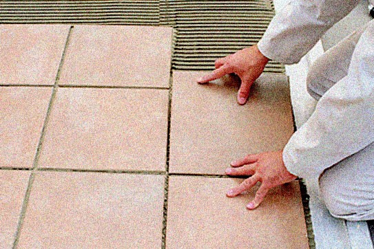 Płytki ceramiczne układać na zaprawie klejowej lekko je przesuwając. Dla zachowania równych odległości między płytkami można stosować krzyżyki dystansowe.