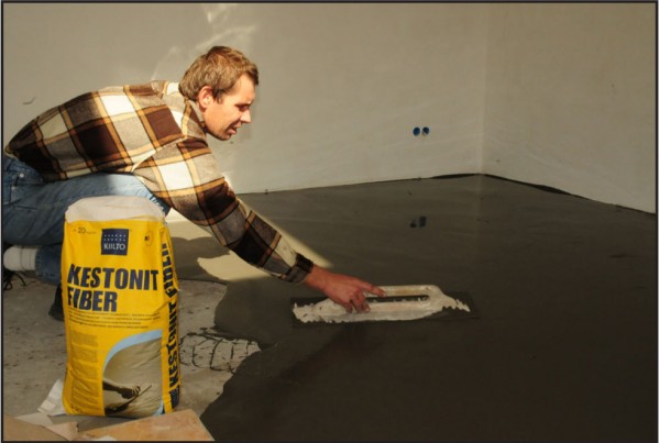 Wylewanie posadzki Kestonit Fiber Fot. KIILTO