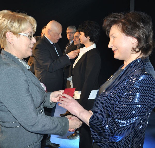Odznakę Honorową Za Zasługi dla Budownictwa otrzymali (od prawej): Wiesława Błażejewska, Dorota Domańska, Edward Maj i Krzysztof Rudólff. Wręczał je Piotr Styczeń, wiceminister infrastruktury, wraz z Jolantą Chełmińską, wojewodą łódzkim.