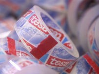 Ponad 50 miliardów metrów taśmy tesafilm<sup>®</sup> zostało sprzedane odkąd stworzono pierwszą taśmę transparentną 75 lat temu.
