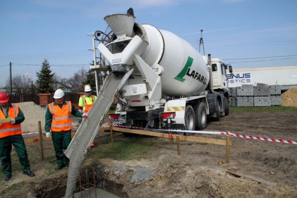 Fot. Lafarge Wykonanie fundamentów z betonu Agilia<sup>™</sup> firmy Lafarge wymaga minimalnej obsługi technicznej