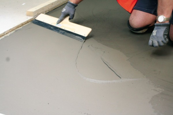 zaprawa weber.floor 4040 w konsystencji rozlewnej doskonale sprawdza się w przypadku szpachlowania i wygładzania podłoży przed układaniem materiałów wykończeniowych