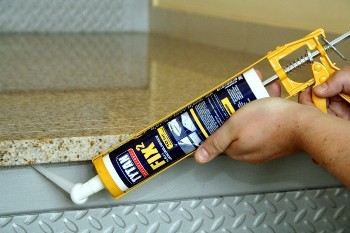 Tytan FIX2 z Aplikatorem 360 pozwoli komfortowo przykleić lub uszczelnić kamień naturalny