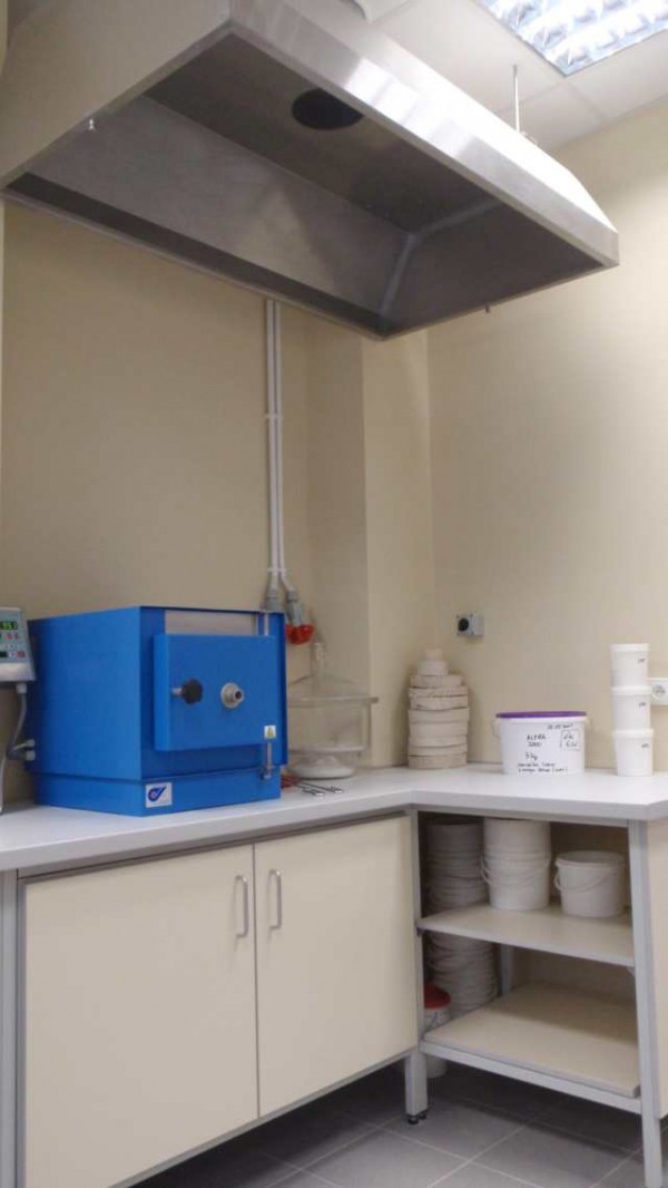 Nowoczesny system wentylacji połączony z centralnym systemem odpylania w laboratorium w Pobiedziskach, fot. Baumit