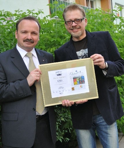 Tomasz Raczek, przewodniczący jury konkursu Szpalty Roku 2011 (z prawej) i Michał Rzepiak, redaktor naczelny Klekotu – gazetki zakładowej GRUPY ATLAS.