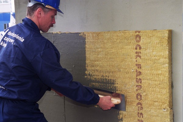W przypadku stosowania ocieplenia z wełny mineralnej zaleca się, aby przed nałożeniem zaprawy zbrojącej powierzchnię płyt wstępnie przeszpachlować cienką warstwą zaprawą STYRLEP-W 240 lub STYRLEP-B 225.